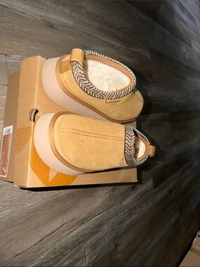 Women’s Slip-On Suede Cozy Lined Shoes - Tan